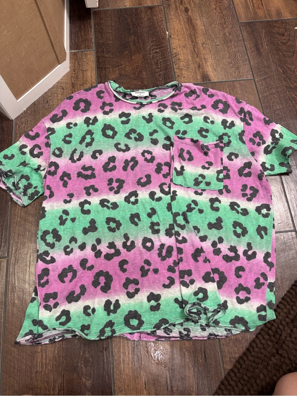 Zenana Outfitters Women’s Leopard Tie-Hem Tee in Pink & Green